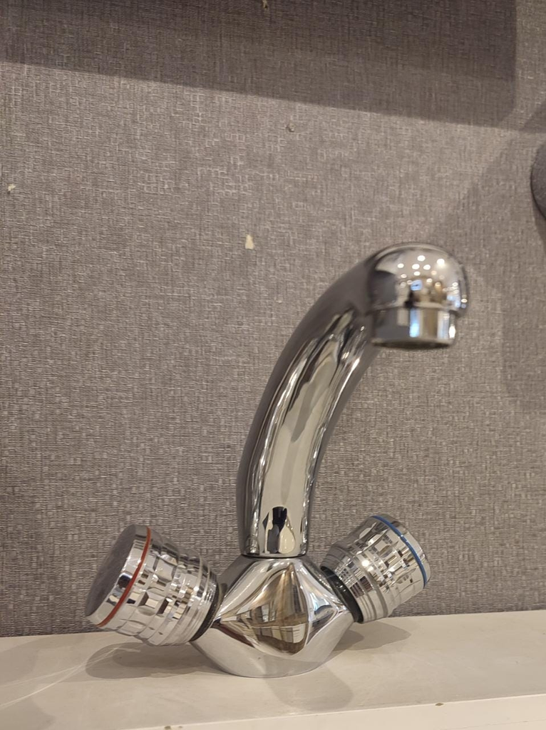 خلاط مغسلة 1خ متحرك كروم سادة اسباني يورو