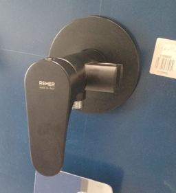 خلاط شطاف مخفي مع قاعدة L65BLT8 CLASS LINE ايطالي REMER اسود مطفي وجه دائري